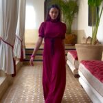 elegancka sukienka Jenny burgundowa z aksamitną tasiemką