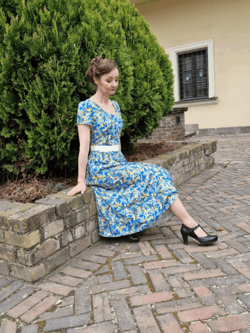 Modelka w sukience Vivien Letni Sad podczas wiosennego spaceru