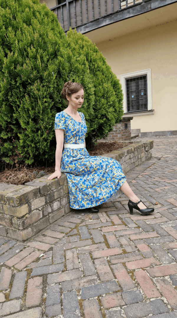 Modelka w sukience Vivien Letni Sad podczas wiosennego spaceru