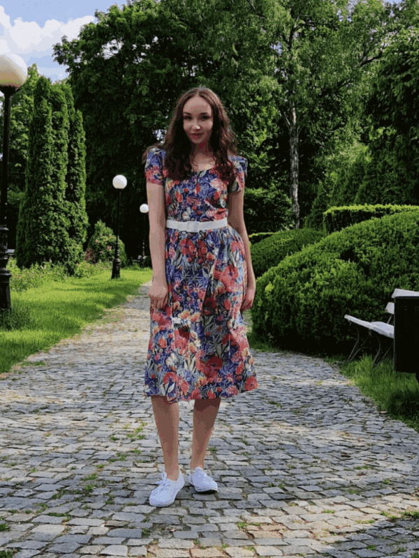 Modelka w sukience Vivien Tropikalny Ogród na spacerze