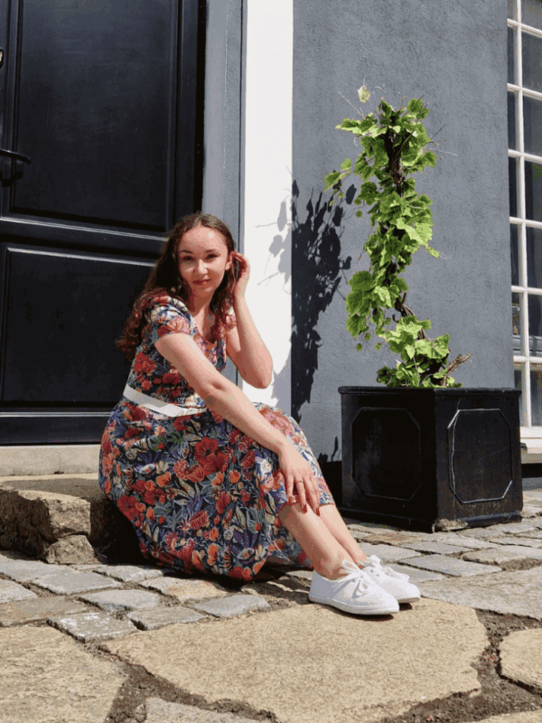 Modelka w sukience Vivien Tropikalny Ogród na spacerze