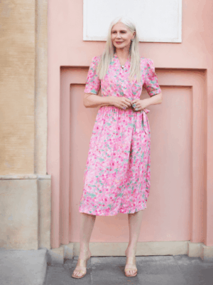 Elegancka sukienka z wiskozy Madame Edith na modelce