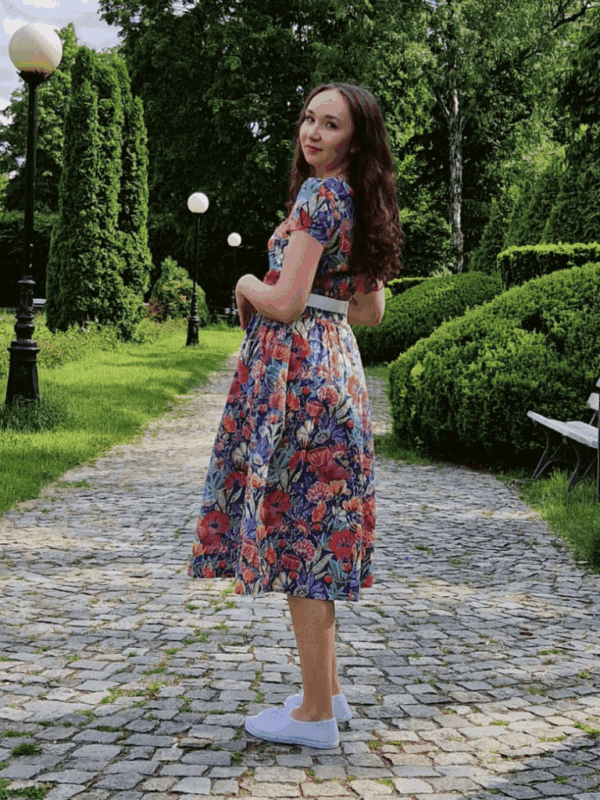 Modelka w sukience Vivien Tropikalny Ogród na spacerze